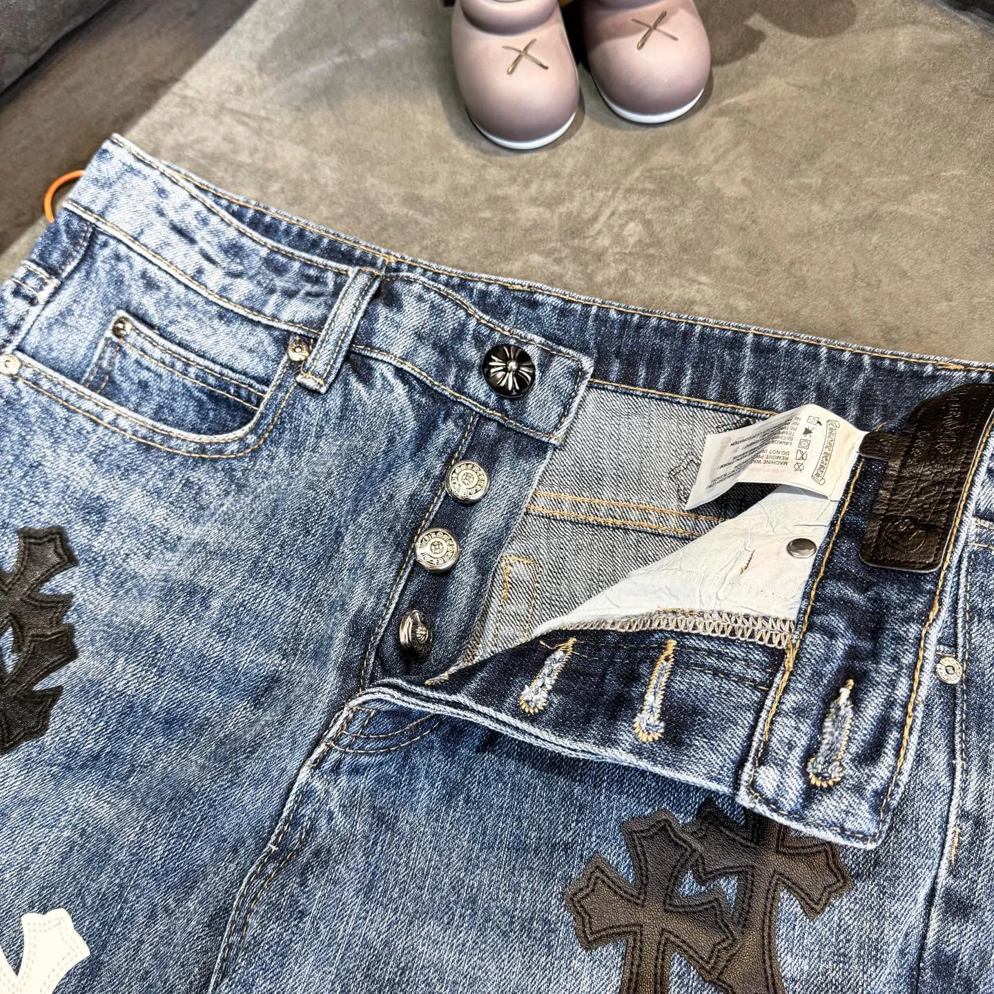 P270 ChromeHearts Chrome washed blue black and white leather straight pants, ceiling-level jeans, a pair is hard to find at the counter‼ ️About Zangyin✅This is an extremely luxurious fashion brand that can also be called the aristocracy of the high street. It has always been an exclusive brand for some hipsters or rich second generations. The color of this model is already very eye-catching by using a unique washed material. It is decorated with pink patch cross flowers, which cleverly highlights the charm of the brand. Secondly, this model adopts a classic high-waist cut design, which highlights the long legs and fashionable temperament of the upper body. The brand is highly recognizable and the slim-fitting configuration is more suitable for daily wear. The personality will be fashionable and the specifications can be seen at a glance. Materials and technology ✅ Needless to say, this point goes without saying. As an excellent craftsman brand, Zangyin's requirements for details and craftsmanship are really perfect. The washed color of this model has gone through a lot of processes, not to mention the embellishment of the denim appliqués. It is also purely handmade and sewn. Just like what they believe in, only handmade things have soul and have the meaning of wearing. A top-notch heavy-duty fashionable denim item, recommended by both hands‼ ️ Size: 28, 30, 32, 34, 36 (S-XXL) Color: blue Size reference: Pants length 100 102 104 106 106 Waist 72 76 80 84 88 Recommended weight S (about 110 pounds) M (about 120 pounds) L (about 140 pounds) XL (about 165) XXL (about 185)